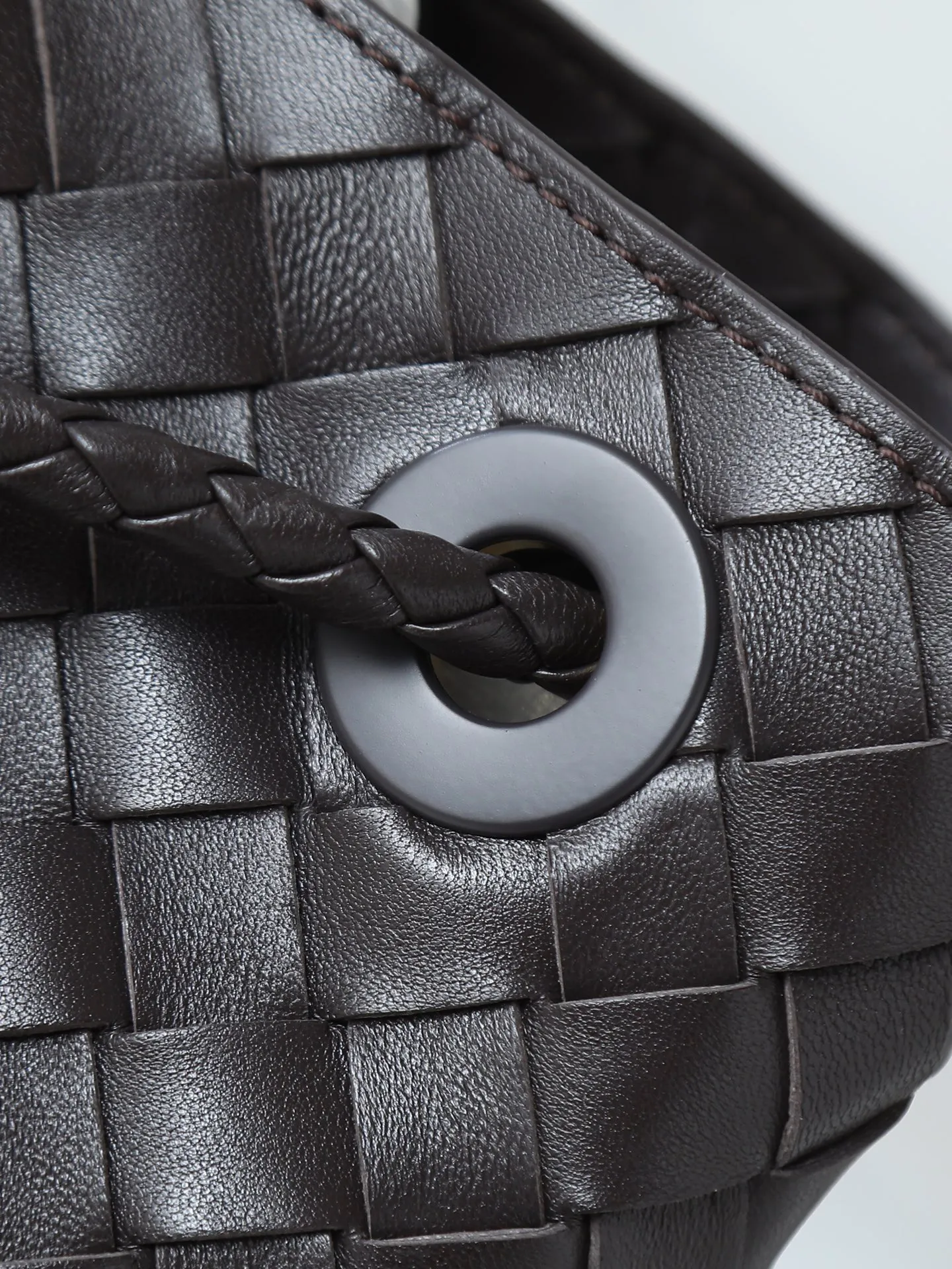 1550. Andiamo is shipping‼ ️Really popular🔥The new Andiamo woven handbag launched by Bottega Veneta this season is really popular all over the world! ! Celebrities at home and abroad have worn it, and Oscar-winning actress Michelle Yeoh has taken it out on the street. Song Jia, Trai Yala, Yu Feihong, Sanji Ayaka, Rosie Hunting-Whiteley, Yoshioka Riho, etc. have all worn this bag. It is classic and versatile and shows off your temperament, and the bag capacity is also large, which is very convenient for daily commuting! ! A variety of carrying methods, the shoulder straps can be adjusted by yourself, the original lambskin feels soft and delicate, and the unisex style breaks gender boundaries and brings a more practical and longer-lasting use experience. Andiamo, which has both elegant and casual styles, perfectly interprets the true appearance of "fashionable old money style". Style number: 766016 Size: 32*24*12